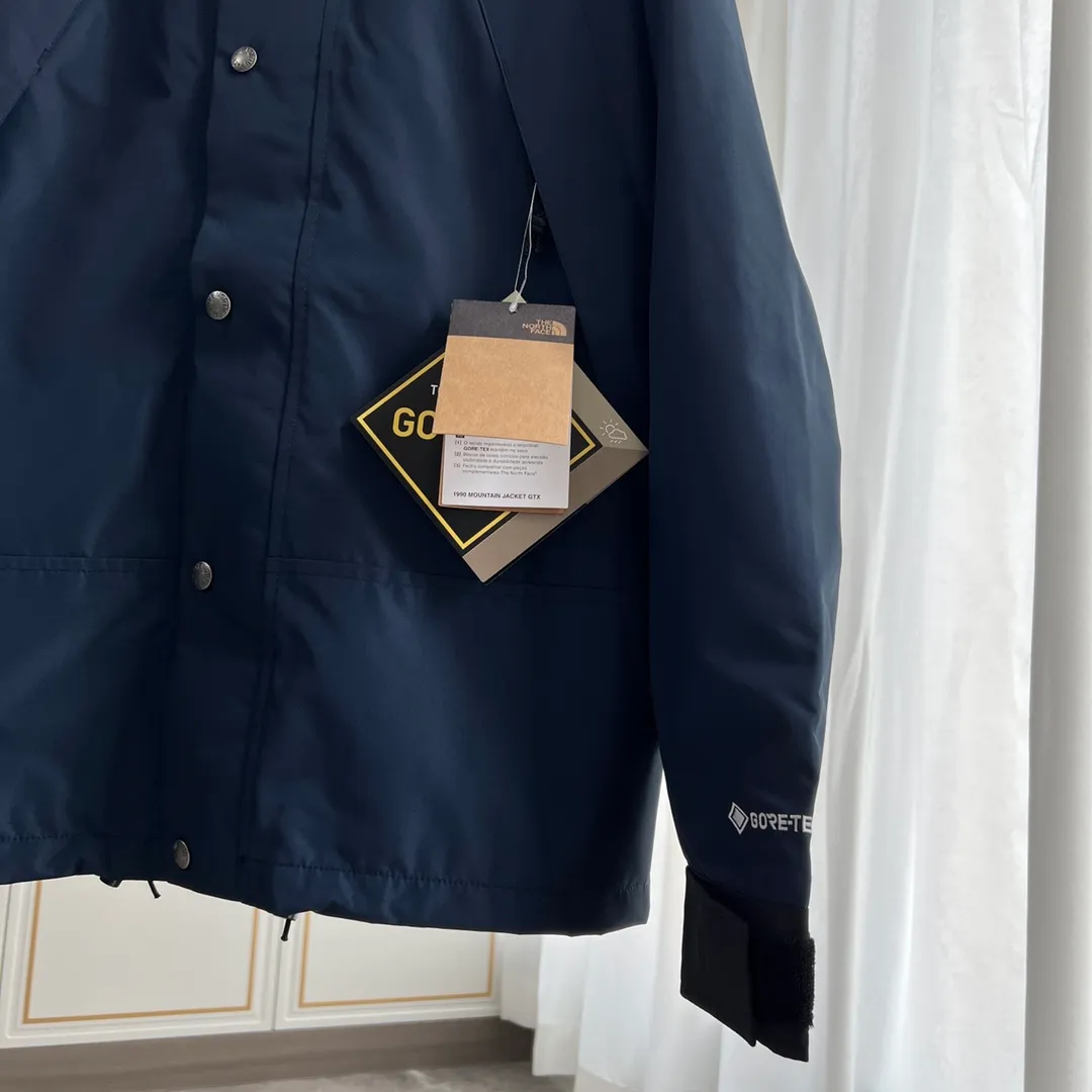 Style number: C 01 P240 Top original Navy Blue color 𝐓𝐡𝐞 𝐍𝐨𝐫𝐭𝐡 𝐅𝐚𝐜𝐞 ｜𝟭𝟵𝟵𝟬 𝐆𝐨𝐫𝐞-𝐓𝐞𝐱｜TNF North Face Classic Jacket 1. Waterproof to the international ISO standard 90 (ISO 4) level to achieve the rolling effect of water droplets on a lotus leaf! 2. Fabric: 2L double-layer Gore-tex fabric is used. The surface layer of the fabric is made of ultra-high-strength waterproofing and the inner layer is covered with film, so it achieves a three-layer waterproof effect, making the garment waterproof and anti-fouling and breathable for excellent outdoor effects. 3. Embroidery: Imported Barudan/Behringer embroidery machine restores ZP. BEHRINGER's 10,000-needle embroidery is neat and three-dimensional, with full three-dimensionality and the charm of each letter. Each stroke has a strong three-dimensional effect. 4. Accessories: Original YKK zipper for the whole garment, which can withstand 100,000 pulls and wear, and original Velcro. The four-button buttons are customized from the original Japanese SELEX. 5 buttons are all in the same direction. The washed QR code is consistent with zp and can be scanned! 6. The entire garment adopts heat-sealing and gluing technology, and all seams are bonded with high-temperature gluing. Size xs s m L x L xx L